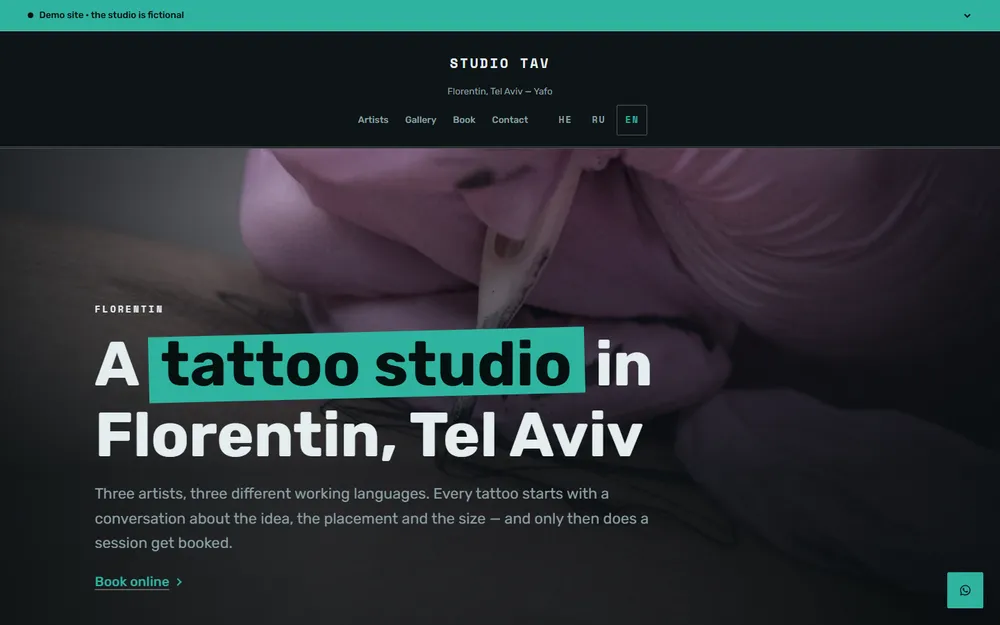 עמוד הבית של אתר ההדגמה סטודיו תָּו בגרסה האנגלית — כותרת על צילום עבודת קעקוע, ומעליה מחליף השפות HE/RU/EN וסרגל שמצהיר שהאתר הוא הדגמה